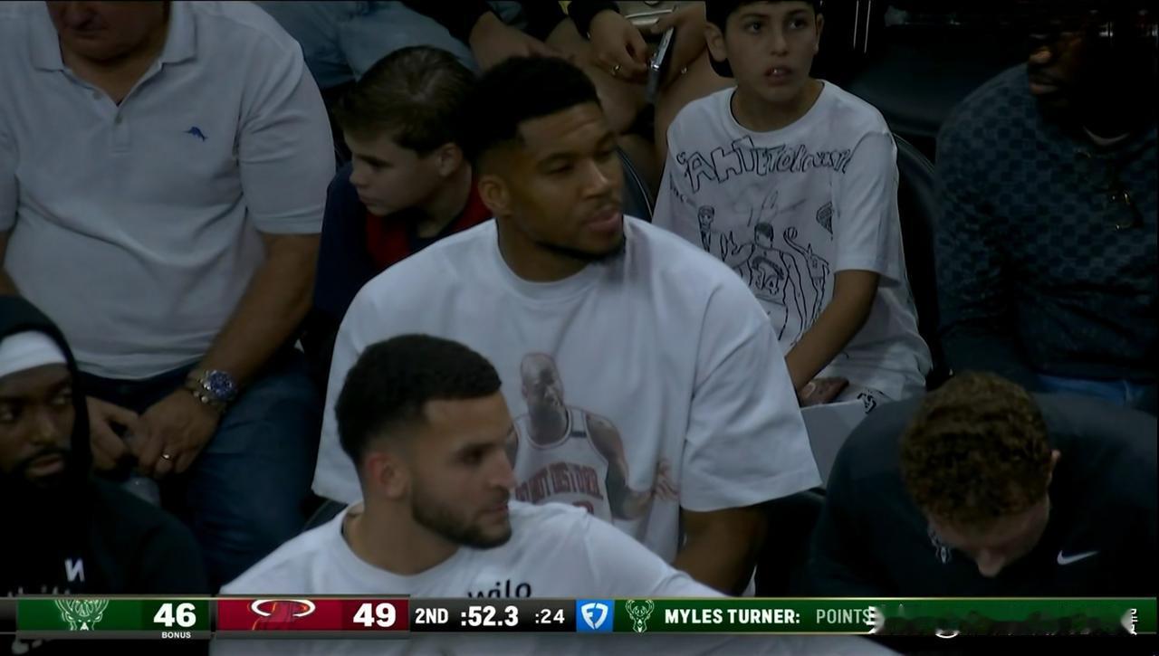 雄鹿超级巨星字母哥真是忧心忡忡！在今天雄鹿客场挑战热火的比赛中，当时比赛进行到了