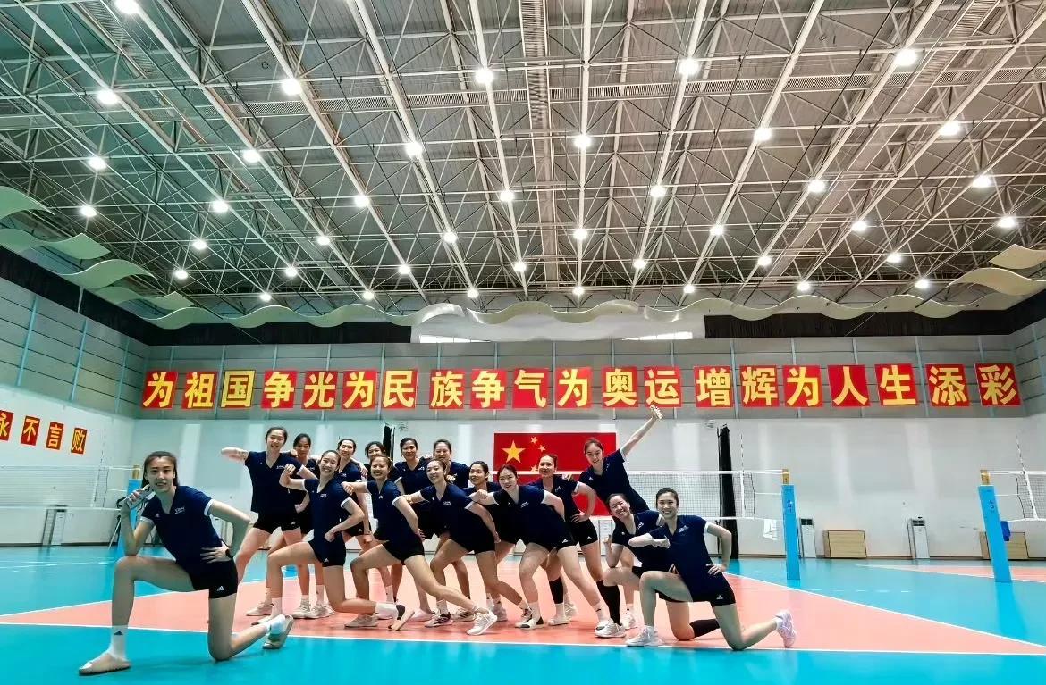 【中国女排训练杀青，李盈莹随队出战】中国女排世锦赛前最后一场训练结束，全队进行了