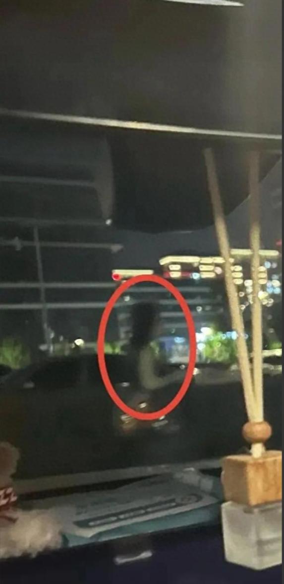 “白嫖成功！”陕西一男子游泳馆游泳，在更衣室弯腰穿内裤时，不料，看到一个穿网洞鞋