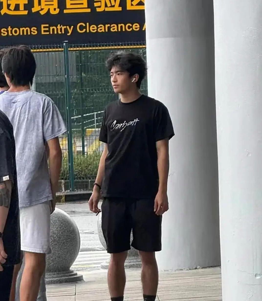 谢霆锋大儿子现身迪拜街头，他长得挺帅气的，皮肤黝黑，性张力很强，但远比不上爸爸年