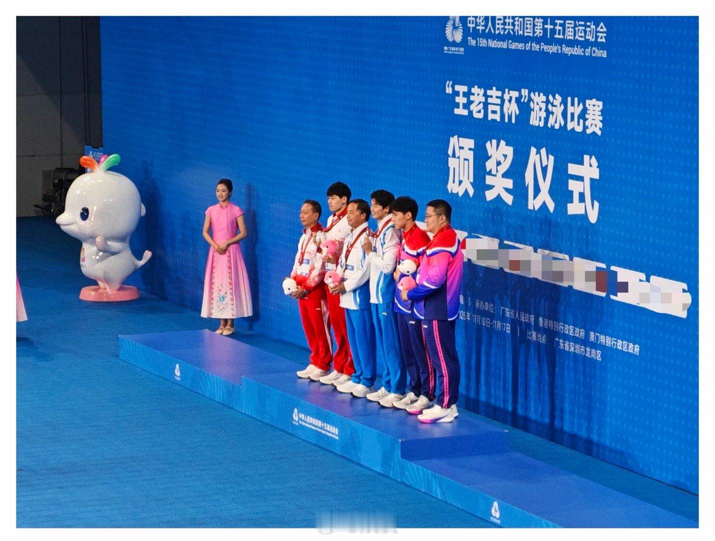  现场观众人均摄影大神吧！捕捉的赛场瞬间又燃又有质感，每一帧都像官方大片，这抓拍