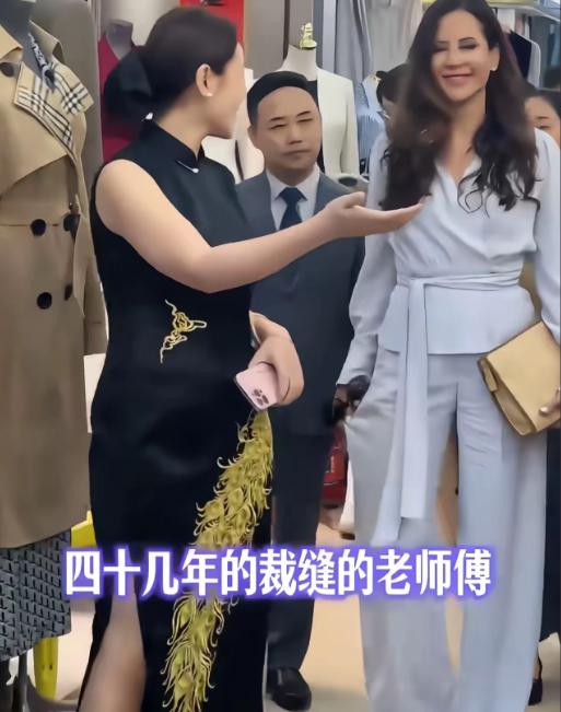 这就是中国速度！武契奇夫人在上海轻纺市场相中了一套旗袍，一般旗袍的制作至少要7天