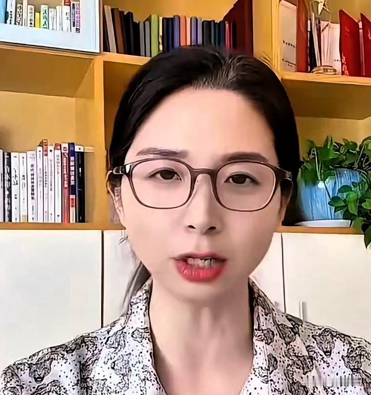 “战袍”姐性侵案终于尘埃落定，手拿“头部十级工伤”鉴定书，披上受害当晚战