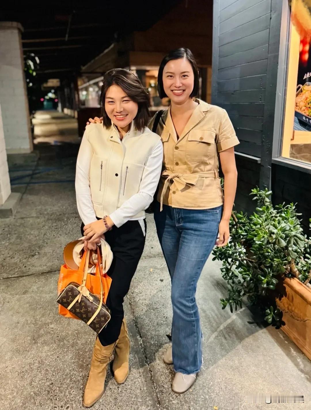 有时候，瘦身的效果还赢过医美啊！杨天真晒在美国和好友的近照，从当年的大饼脸瘦成