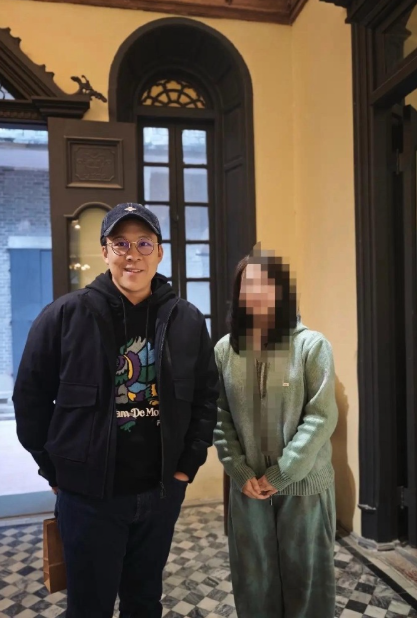 郭晶晶和霍启刚带着孩子们去了广东佛山简式别墅，一家人体验当地传统制香特色活动。霍