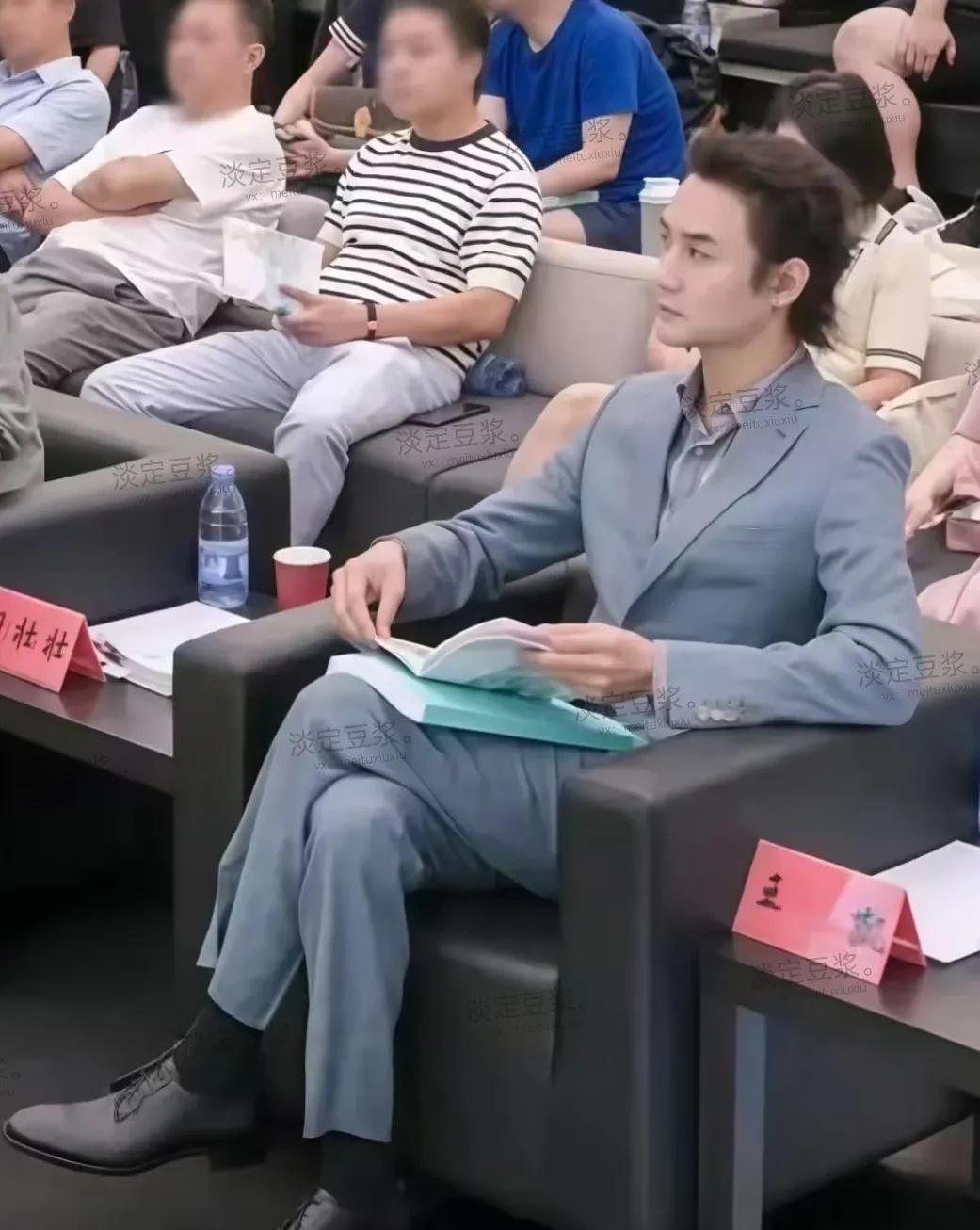 看很长时间没出来演戏的王凯，摇身一变成“艺术总监”了，真是让人刮目相看，形象气质