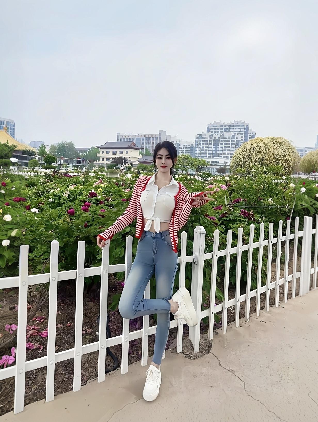 花间美人倚，笑语入春风。