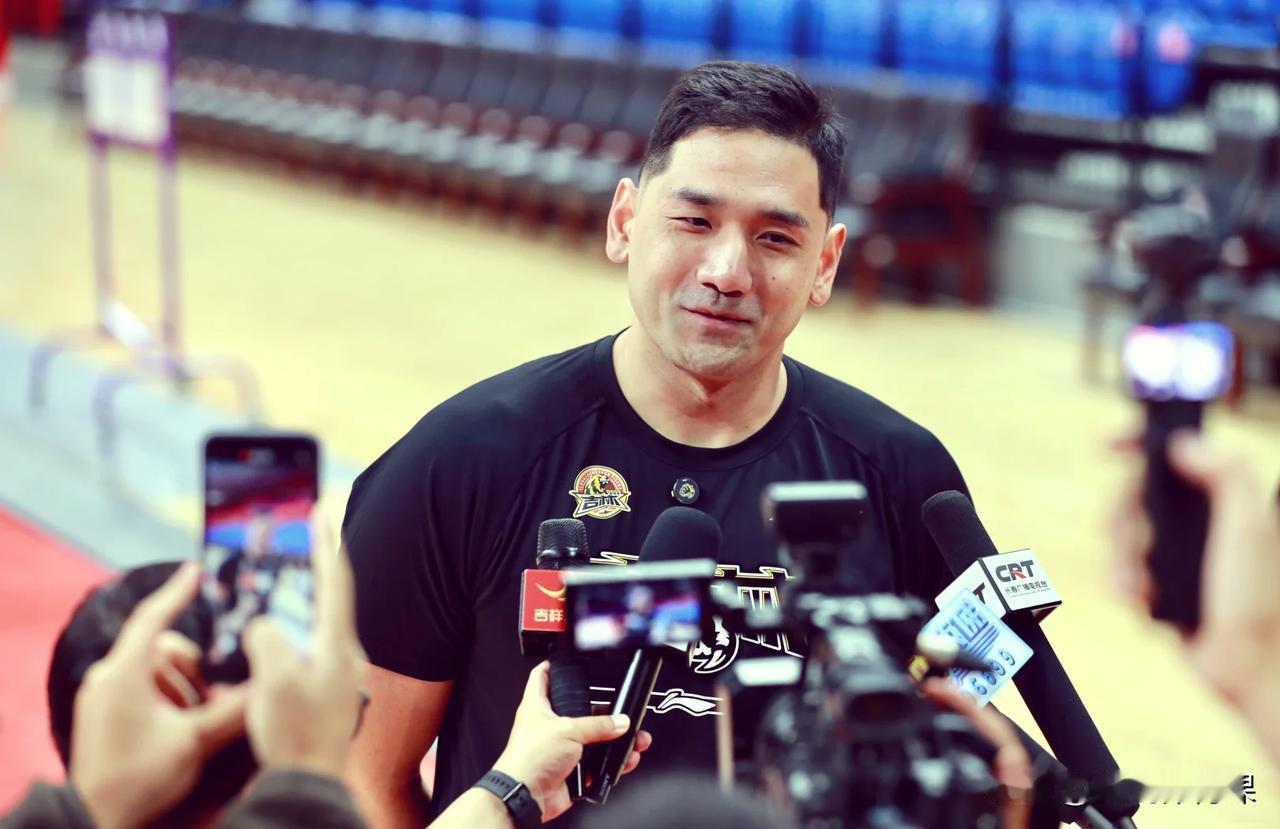 今晚再战广东，赛前吉林队主教练钟诚这样评价球队:广东队是联盟冠军豪门球队，无