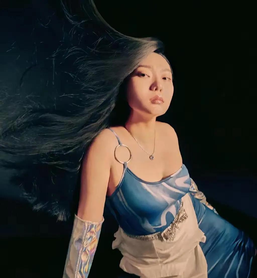 李雪琴找到了自己的真命天子以后明显的变了一个人。如果不看第二张照片，我根本就没
