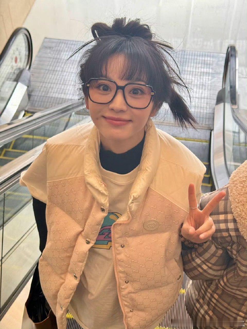 韩国偶遇田曦薇逛街感觉她好有能量精神状态很好的感觉好美，圆润的鹅蛋脸，灵动的