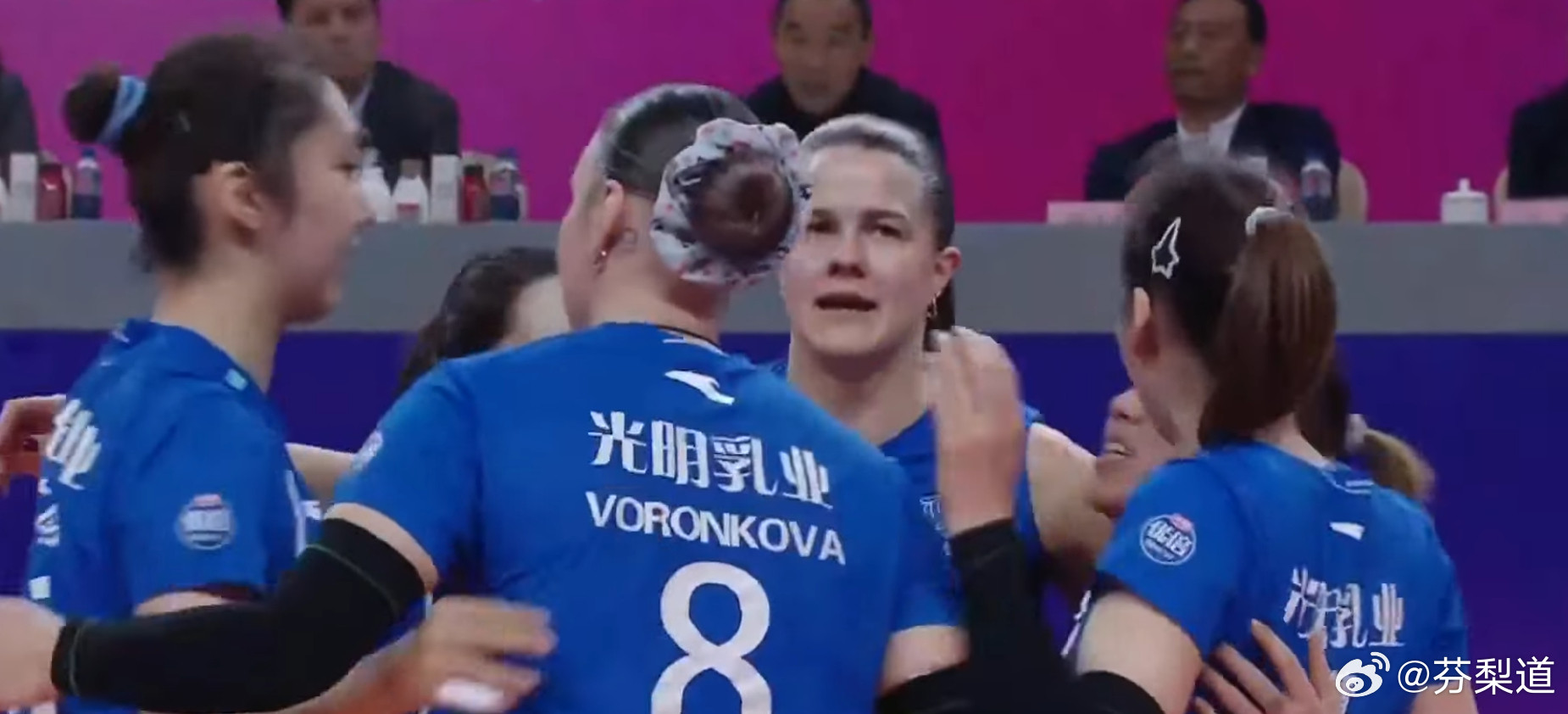 上海光明优倍女排排超联赛第一局：上海女排25-23江苏女排；江苏女排依靠拦网强势