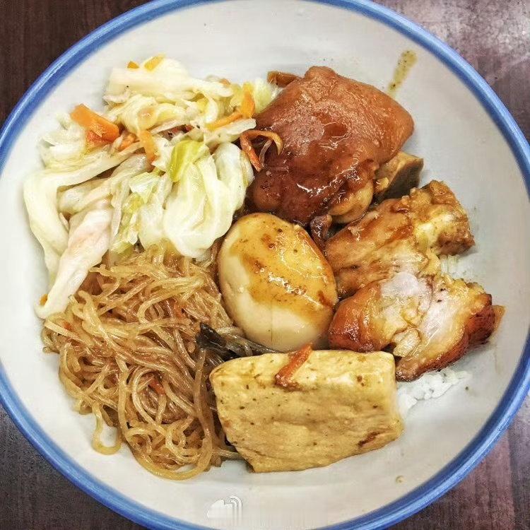 好吃啊，但是吃完我有点晕碳。记得以前在台湾吃的鲁肉饭，饭碗并没有我脸大呢，但是也