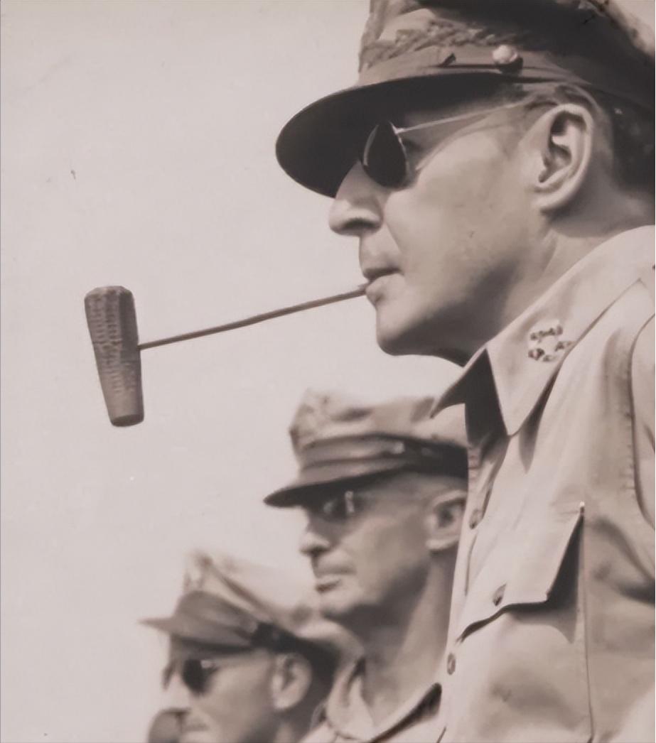 1945年，麦克阿瑟来到日本后，生活靡乱无度，不仅多年霸占着日本第一女神，还成了