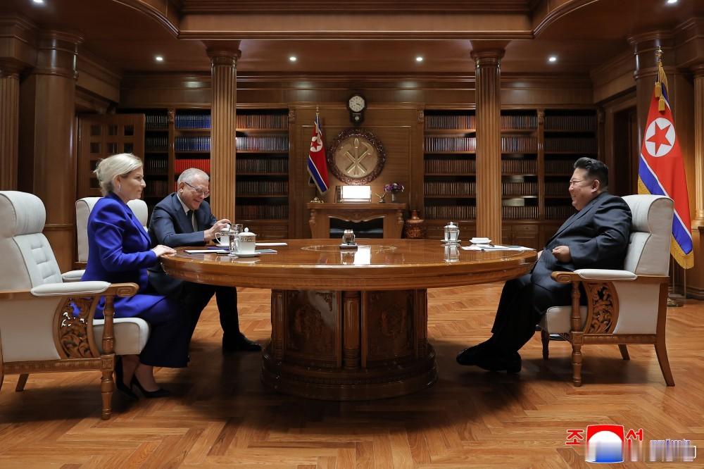 金正恩会见俄罗斯文化部长，爱女金主爱随行。​​​