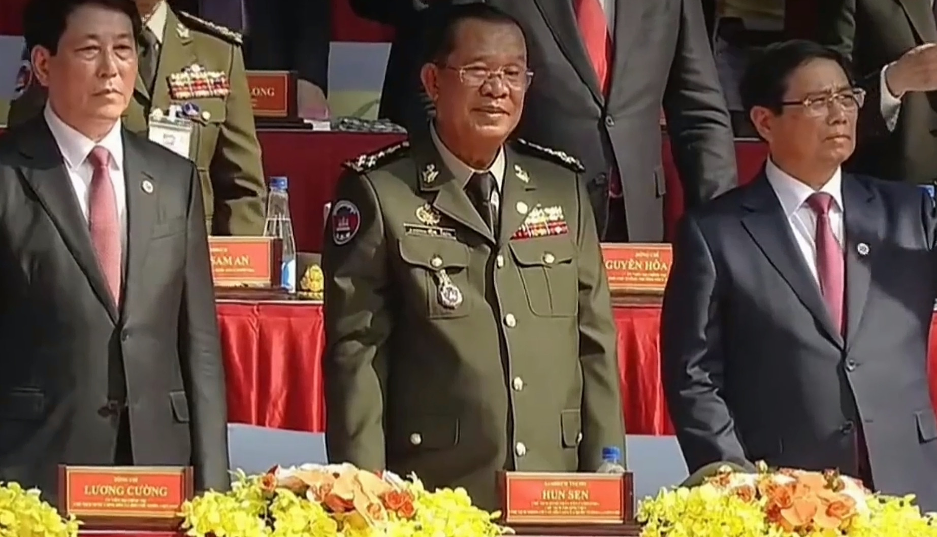 前几天越南的50周年阅兵活动，看了主席台上就座的大人物，其中最重量级外方高层，当属柬埔寨的洪森。洪森