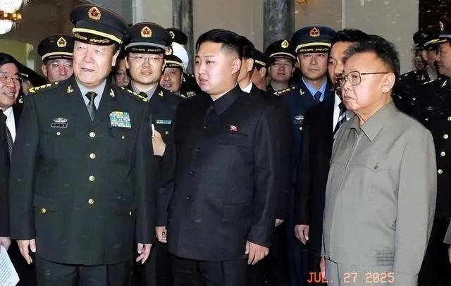 金正日金正恩父子，陪同中国同志参观学习交流。