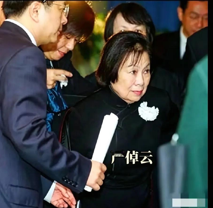2005年，汪道涵追悼会上，辜振甫遗孀严倬云专程从台飞赴上海，送别老友最后一程，