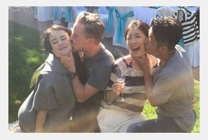 邹市明夫妇这是在搞什么活动吗？邹市明亲吻别的女子的脸颊，冉莹颖被别的男子亲脸颊。