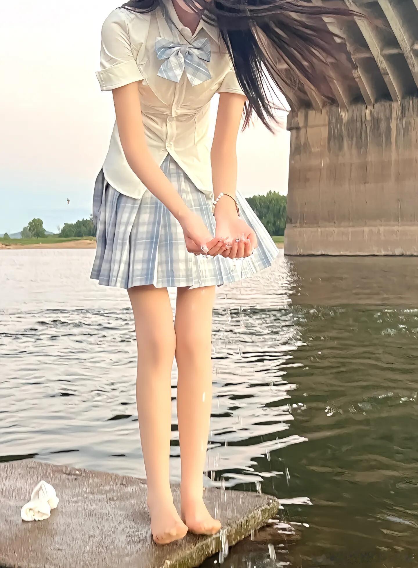 玩水把袜子弄湿了吧！