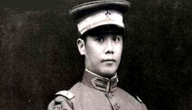 1948年，70岁穷困潦倒的袁克定流落街头，却遇到了曾经的老仆人，仆人每天上街帮
