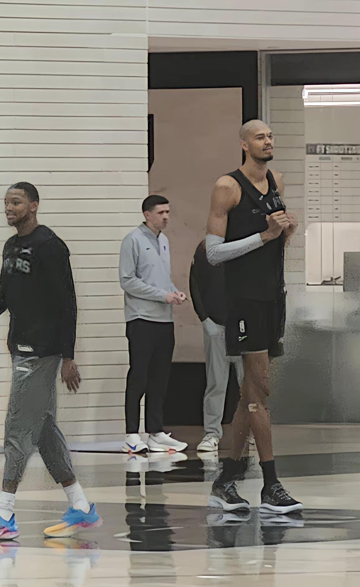 记者：除了自己的国家，你还喜欢那个国家？文班亚马：当然是中国了记者：最喜欢中