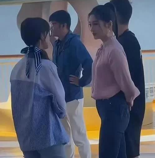 “不是吧，关晓彤这个身材真的没人发现吗？这逆天的大长腿如果不是旁边的女生，还以为
