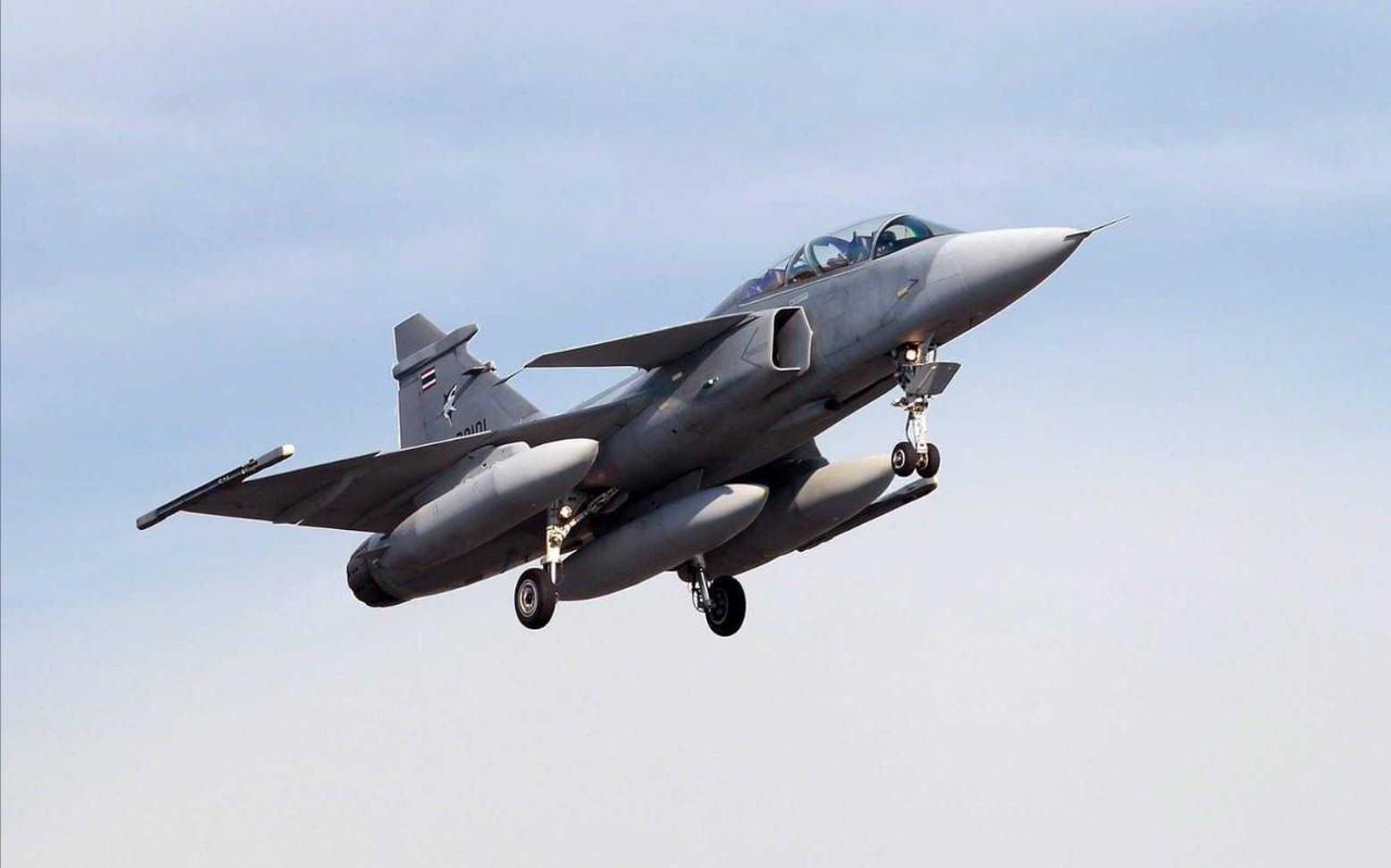 当地时间12月9日，泰国媒体报道，泰国空军已经出动JAS-39“鹰狮”战机，配合