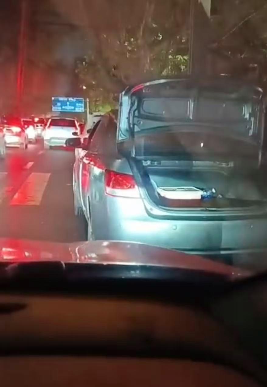 贵阳同心东路: 车辆频繁违停 市民出行受阻