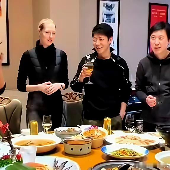 李白武汉饭局的沉默，藏着最高级的分寸感。撒贝宁带李白回武汉过年，饭局上李白全程安