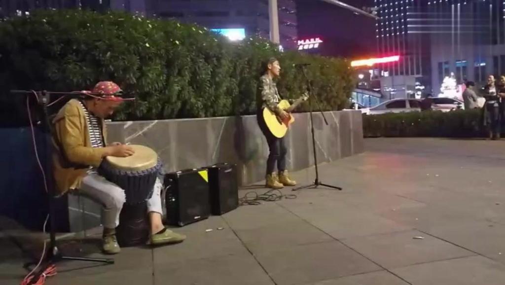 昆明市翠湖街头流浪歌手