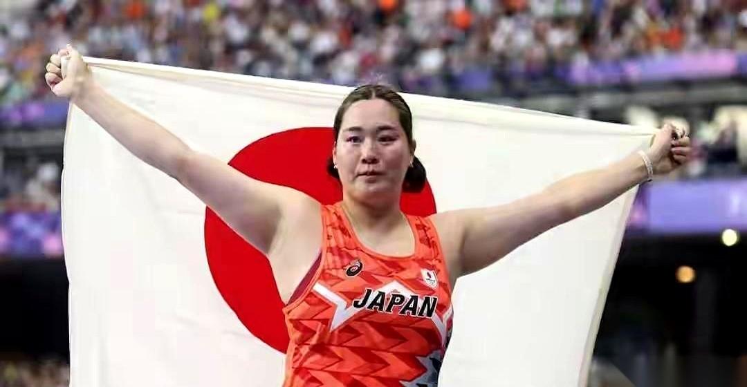 早上点开严子怡失利的报道，我的大拇指在屏幕上连滑了四五页。意料之中的谩骂声，一