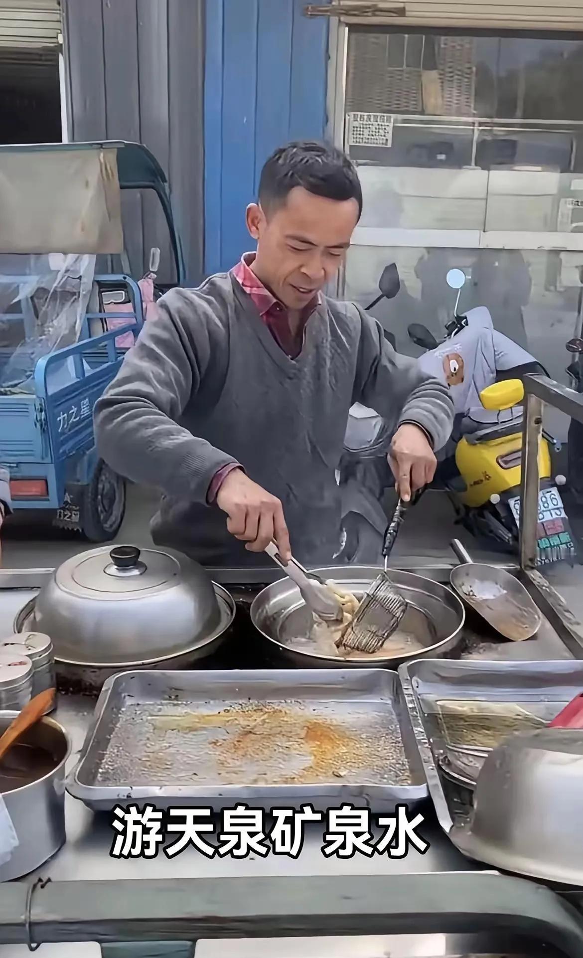 三年前的鸡排哥，不戴口罩，不戴手套，不戴帽子，鸡不是现杀的，鸡排里面也没有骨头，
