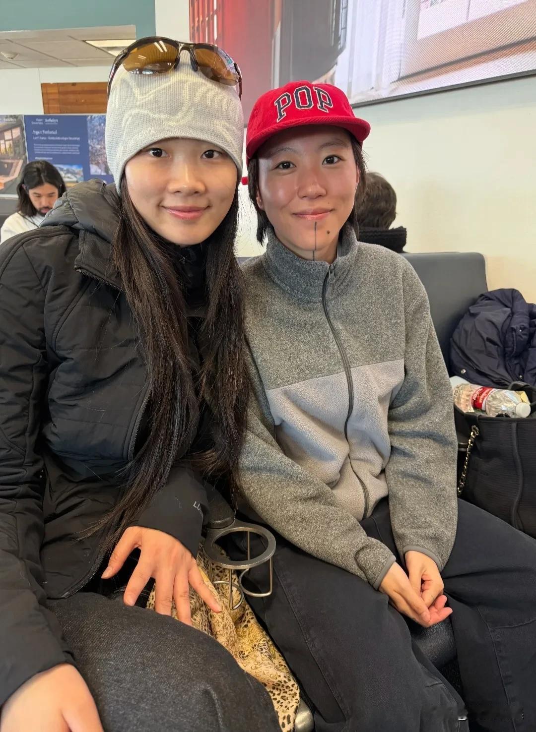 窦靖童现身美国被偶遇，不知道是不是去陪妹妹李嫣！她戴着棒球帽，穿着一件灰色的外