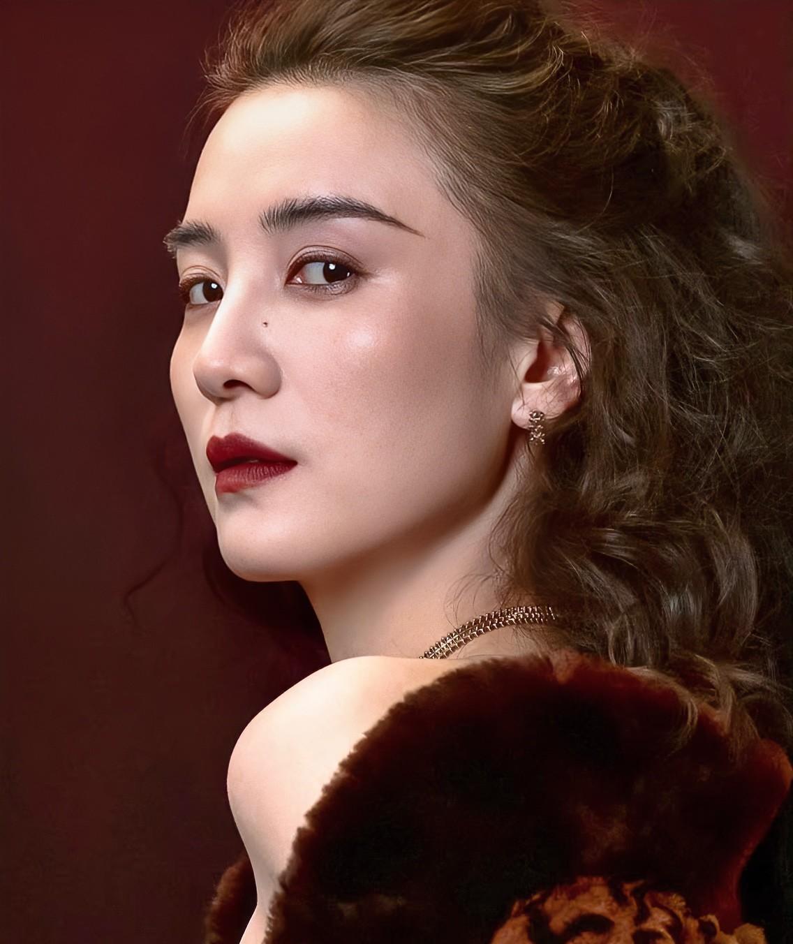 终于搞明白了！为什么宋佳能够拿奖，而海清不行根本不是因为宋佳的演技比海清好，