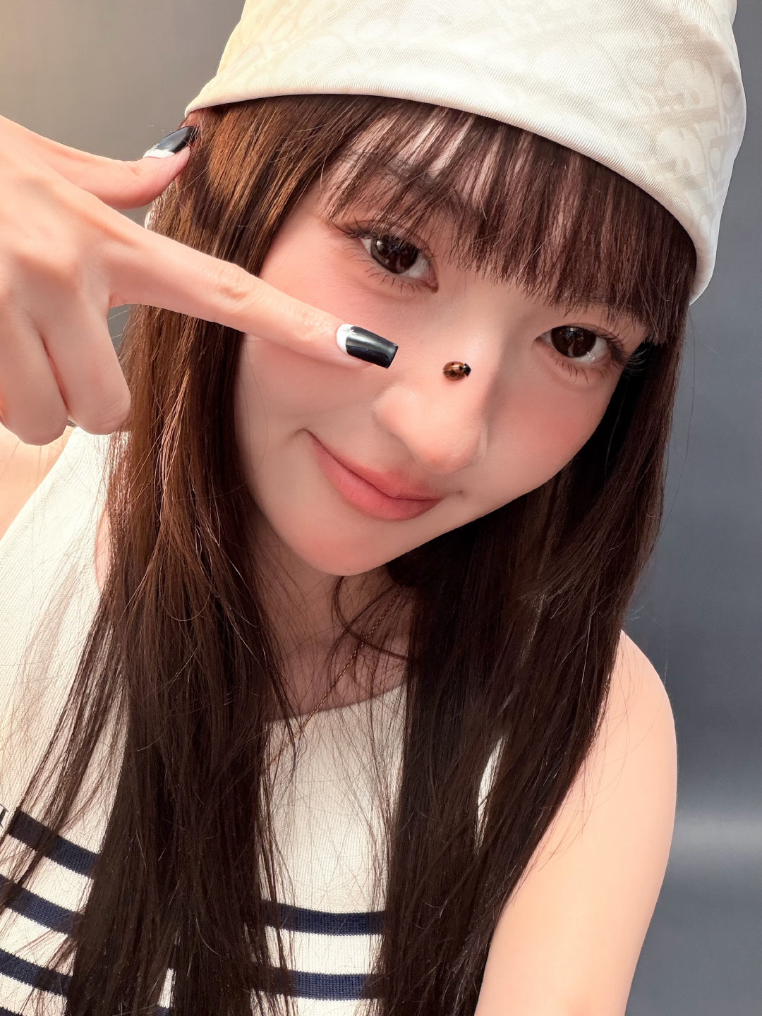 王玉雯王玉雯解锁齐刘海新造型甜度超标💖软乎乎的齐刘海轻覆眉眼，弱化棱角，衬得眉