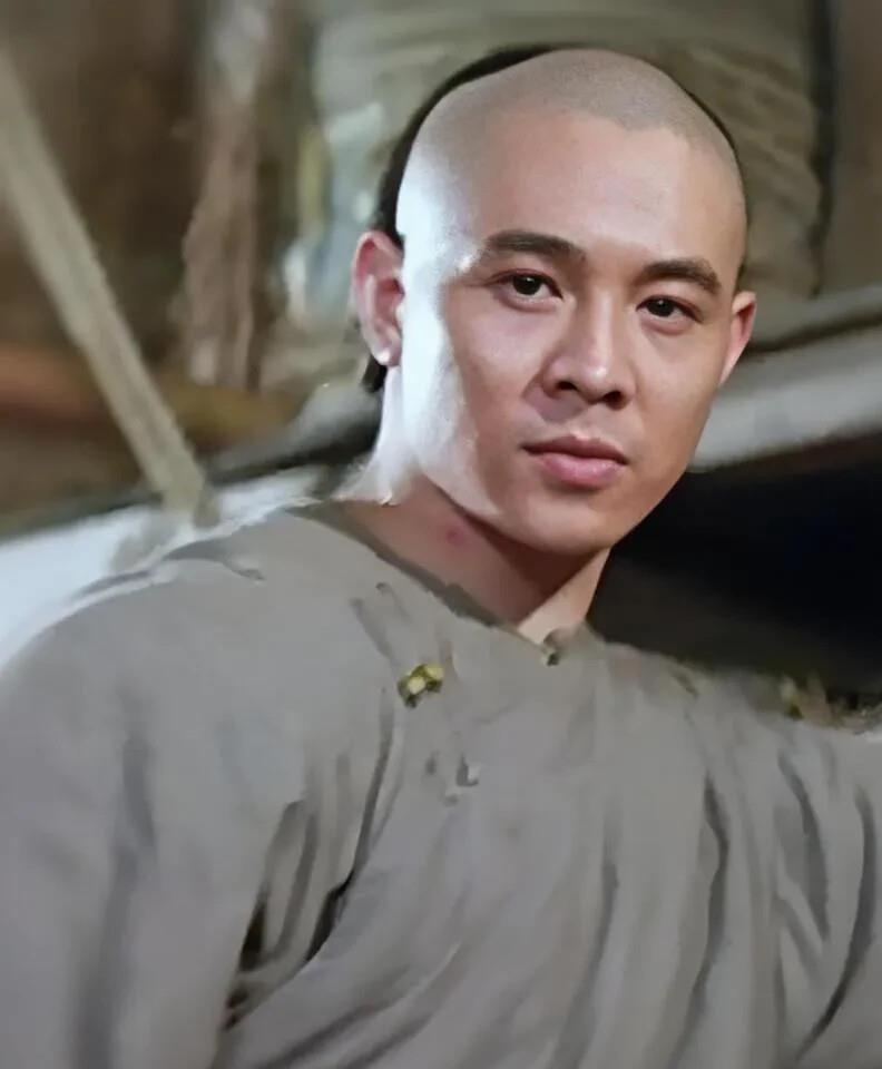 李连杰赌上全部身家拍创业作，结果被蔡康永关在酒店一个月写出来的剧本，一个字都没用上。许鞍华推荐来的人