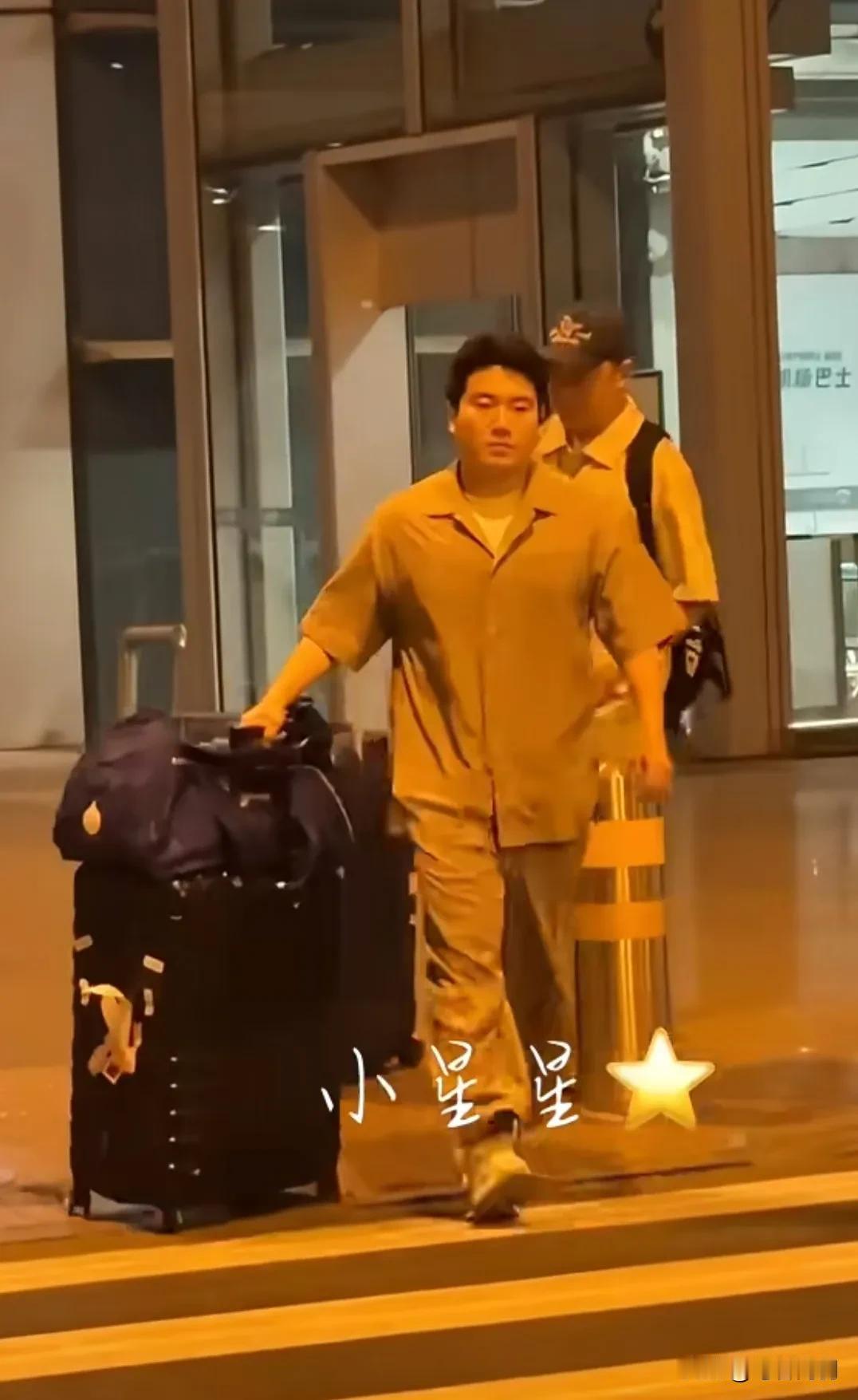 梁甜甜坐大巴！楚钦开大G,我们莎宝最牛，回北京没一次能刷到她出机场的路透[赞][