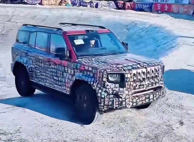 😎最近刷到红旗那台硬派越野的伪装车了，就是用非承载式车身、四电机、三把锁那款