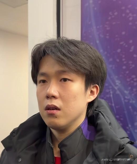 王楚钦嘴唇干巴的起皮了。比赛加上被记者采访，身体水分不足，回答问题说话多了嘴唇