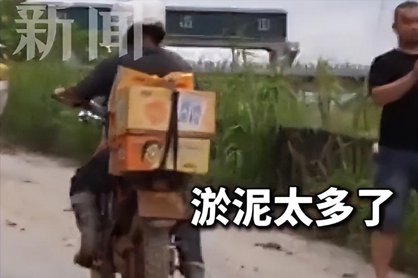 泪目了！看到这一幕，估计以后没人会喊禁摩了！广西洪灾把无数条山路冲成了泥浆河