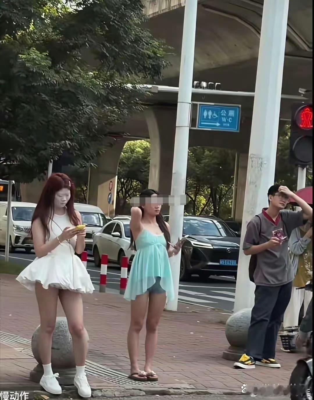 真想冲到面前和她说不会化妆就不要化妆了
