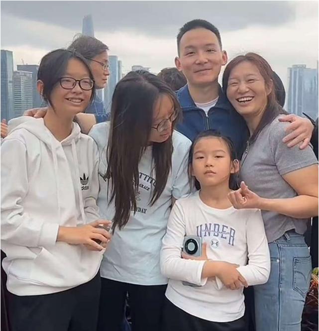 5月5日谢浩男妈妈进行第二次直播，担心第二次直播，带货成绩会比第一次降低很多。