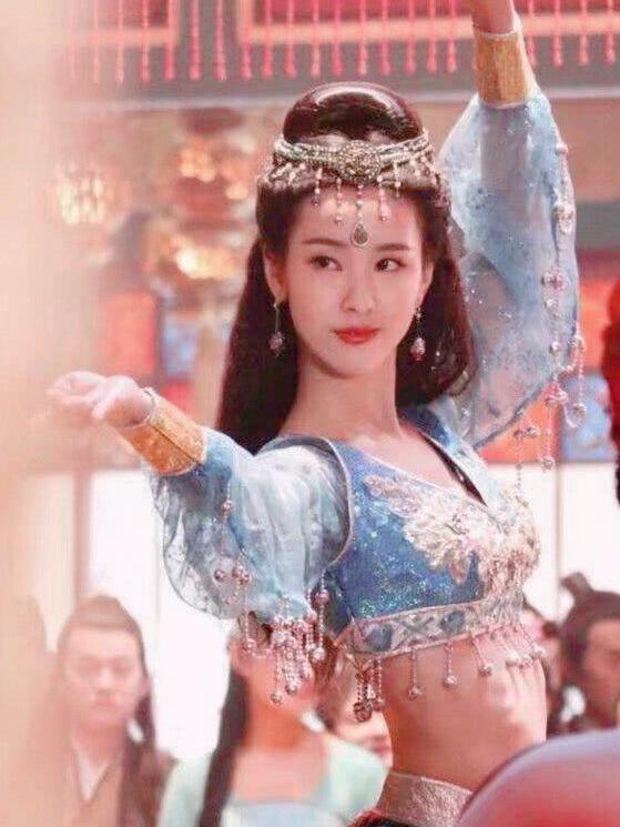 晚宴后，唐玄宗迫不及待地宠幸了一位西域歌姬，不成想，歌姬很快就怀孕了。九个月，歌