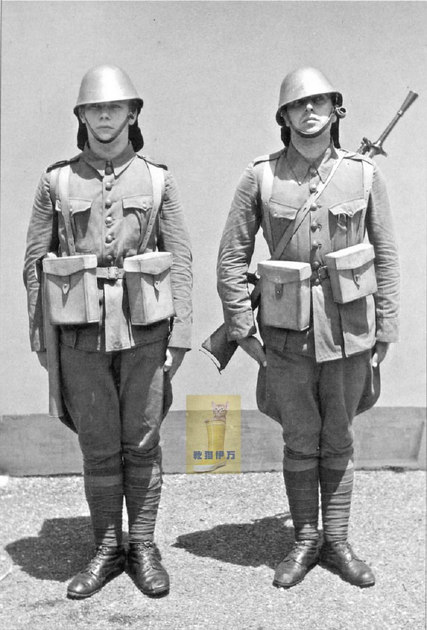 1941年，戴着古怪钢盔的荷兰皇家东印度陆军的机枪手列队集结。大家注意，这些殖