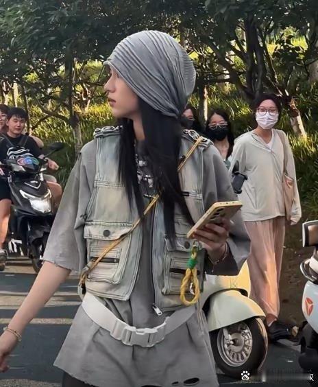 第一次这么直观感受到周也的美！这张脸，在原相机镜头下，简直就是神颜了啊！ ​​