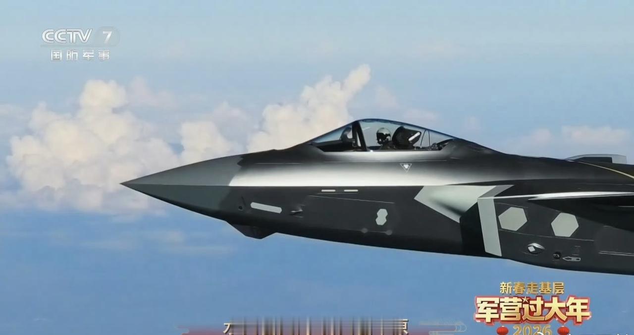 歼-20的一流的工艺呈现出表面光滑所反射的光泽。