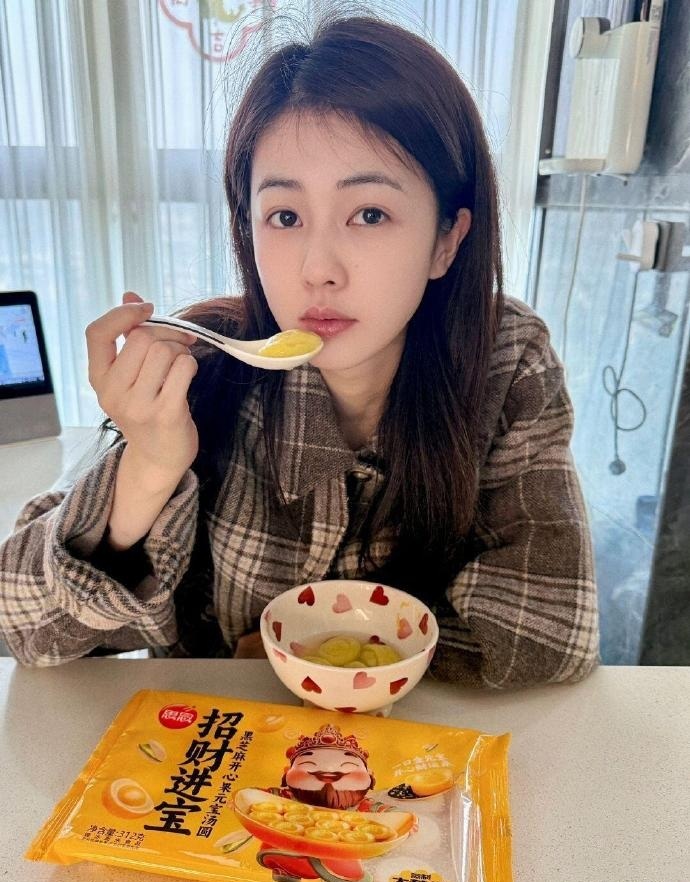 白鹿素颜真的没人说吗？这皮肤白的好夸张​​​