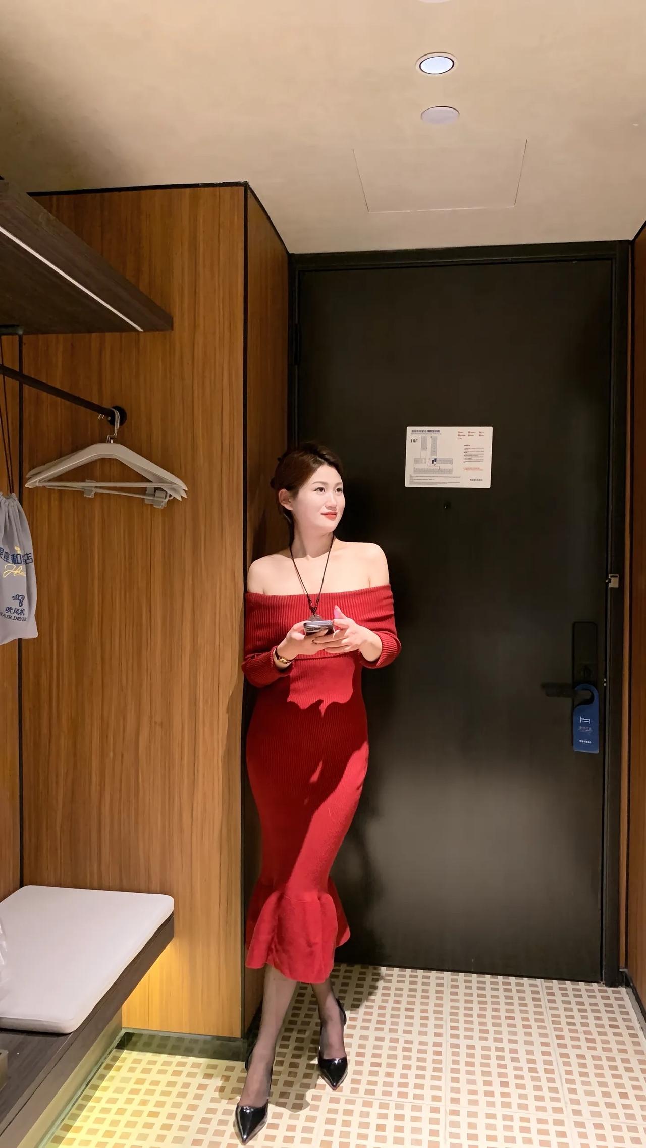 优雅红裙，尽显迷人风情！