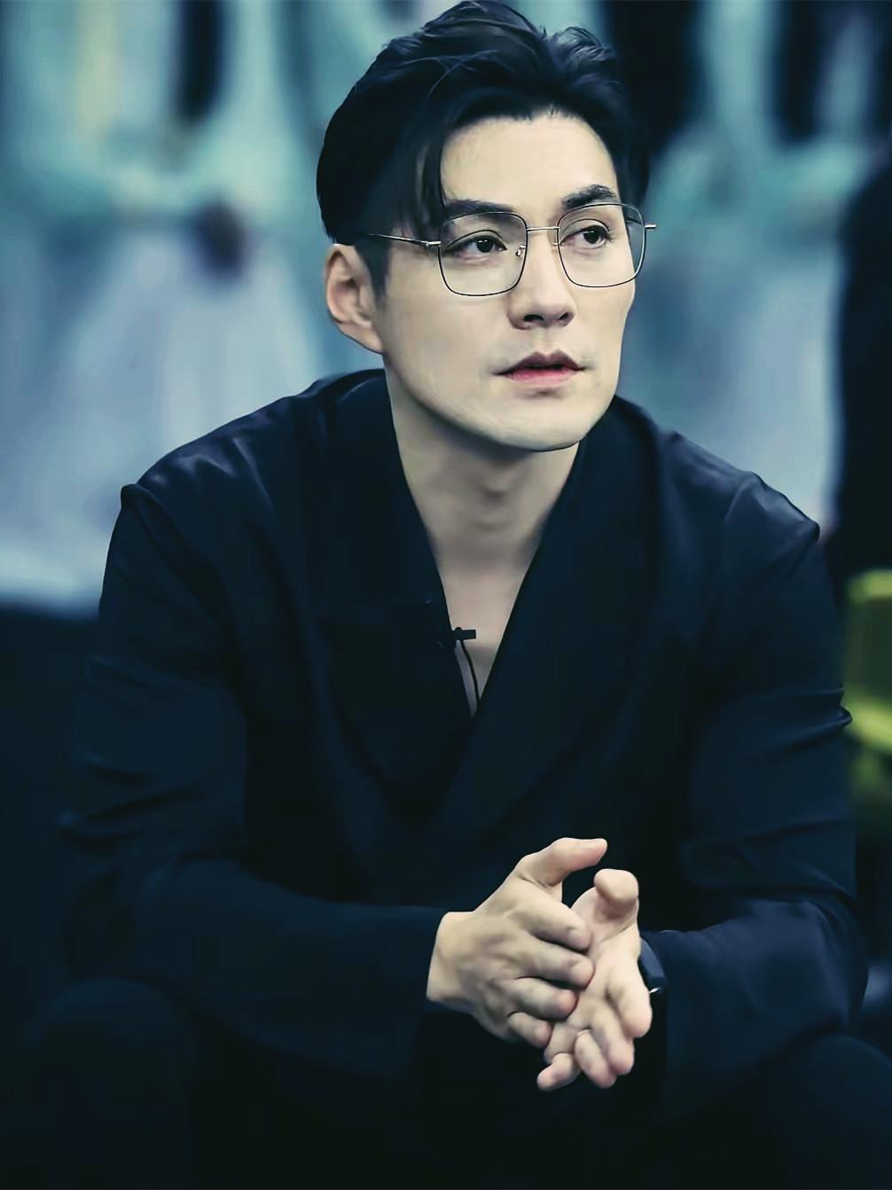 杜若溪甜蜜地吐槽：宽哥赚钱都是给我花。他基本不花钱，20年前的衣服还在穿，要不就