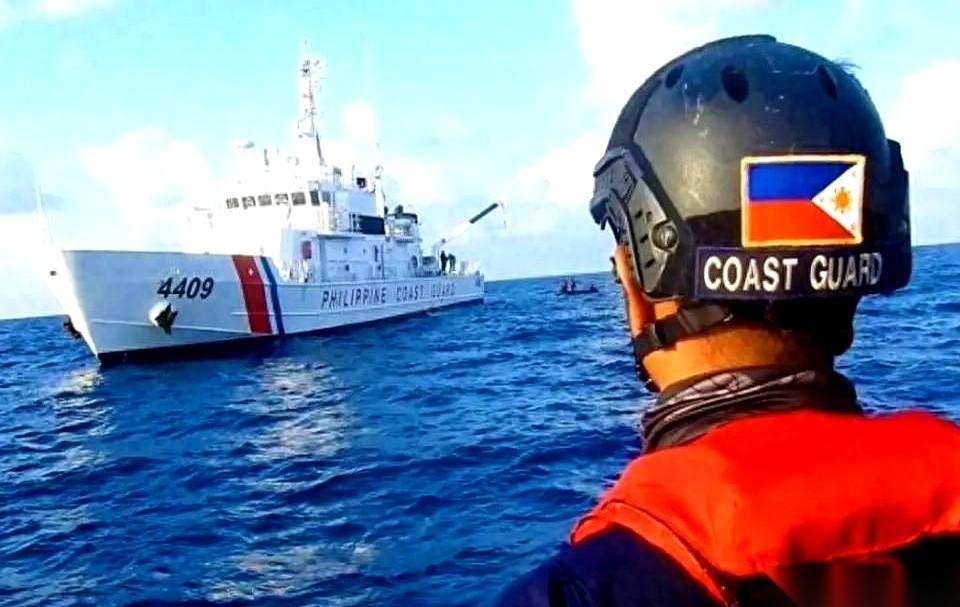 看到咱们的海警用水炮“滋”他们，我就放心了。真的。用高压水炮，而不是用别的什